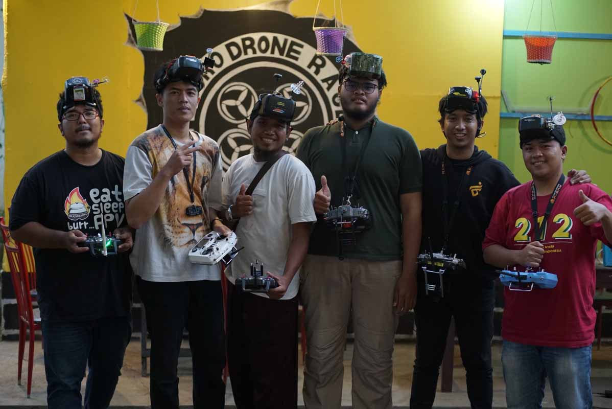 Para anggota Micro Drone Racing Indonesia berfoto bersama